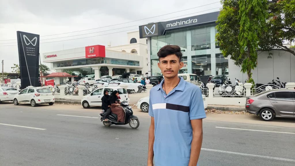 Street Outside Mahindra Showroom