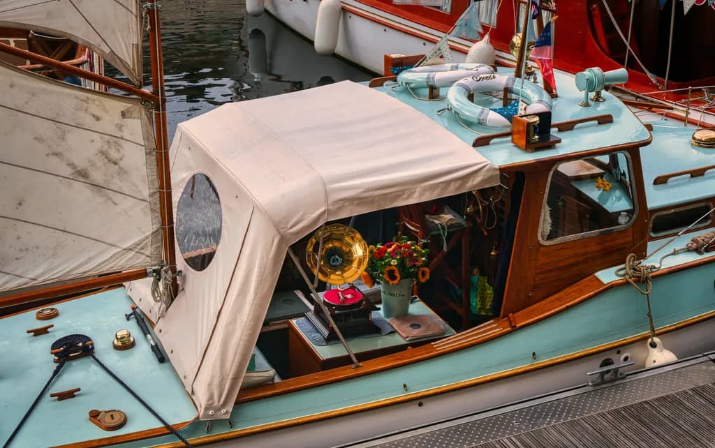 Crest – Classic Boat Festival, St Katharine Docks