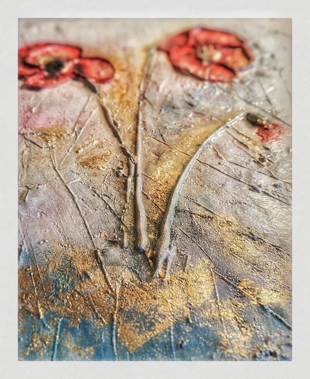 Poppy Texture in Gold