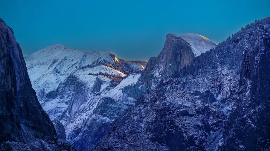 Serenity in Snow-Capped Peaks: A Tranquil Mountain Landscape at Dusk