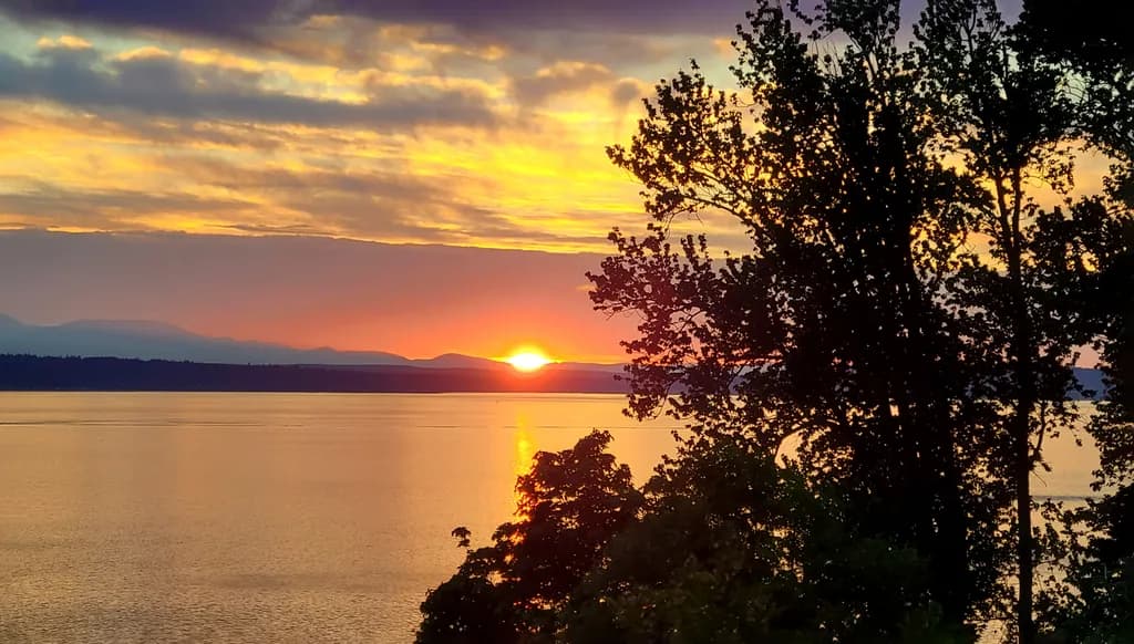 Serenity at Dusk: A Tranquil Sunset Over Still Waters