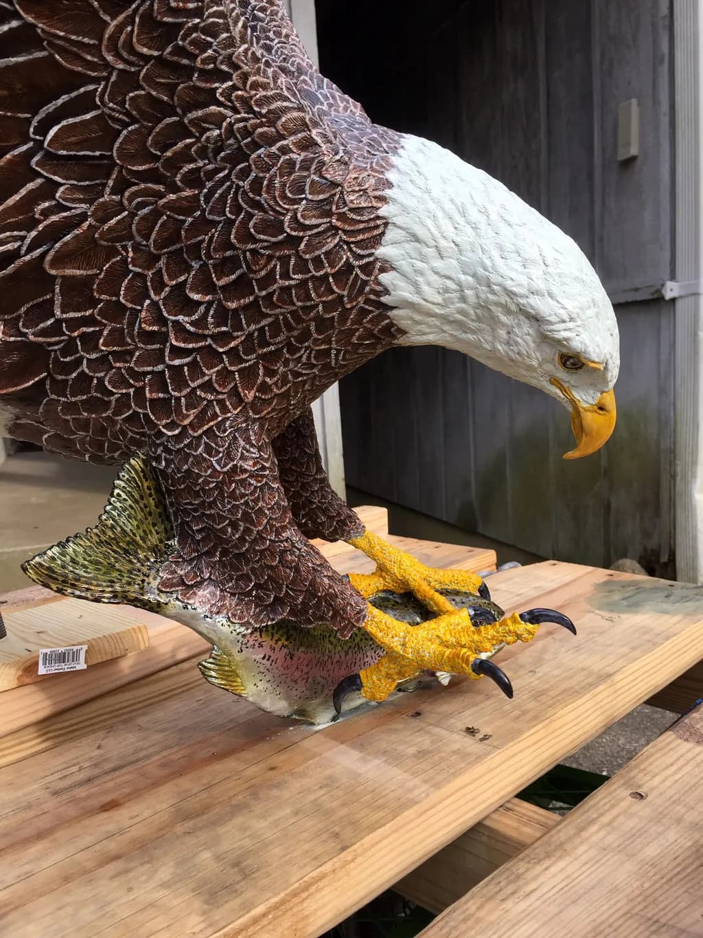 Majestic Eagle Sculpture: A Realistic Wooden Masterpiece with Intricate Feathers and Claws