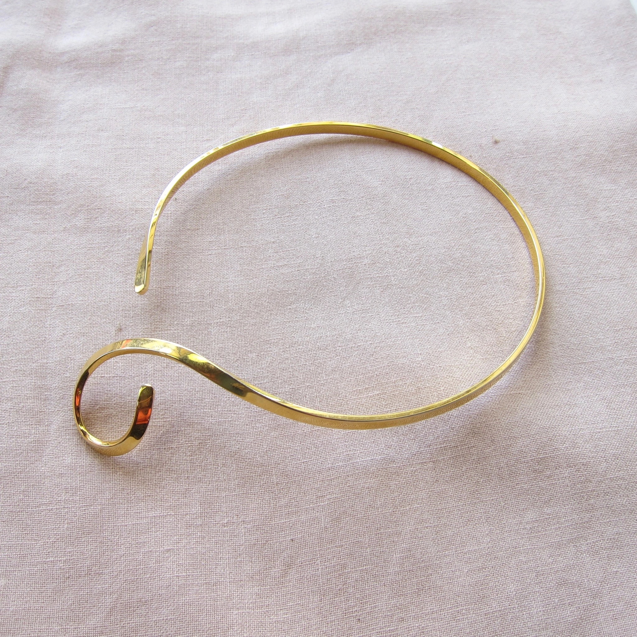 Elegant Gold Spiral Cuff: A Minimalist Statement Piece for Modern Aesthetics