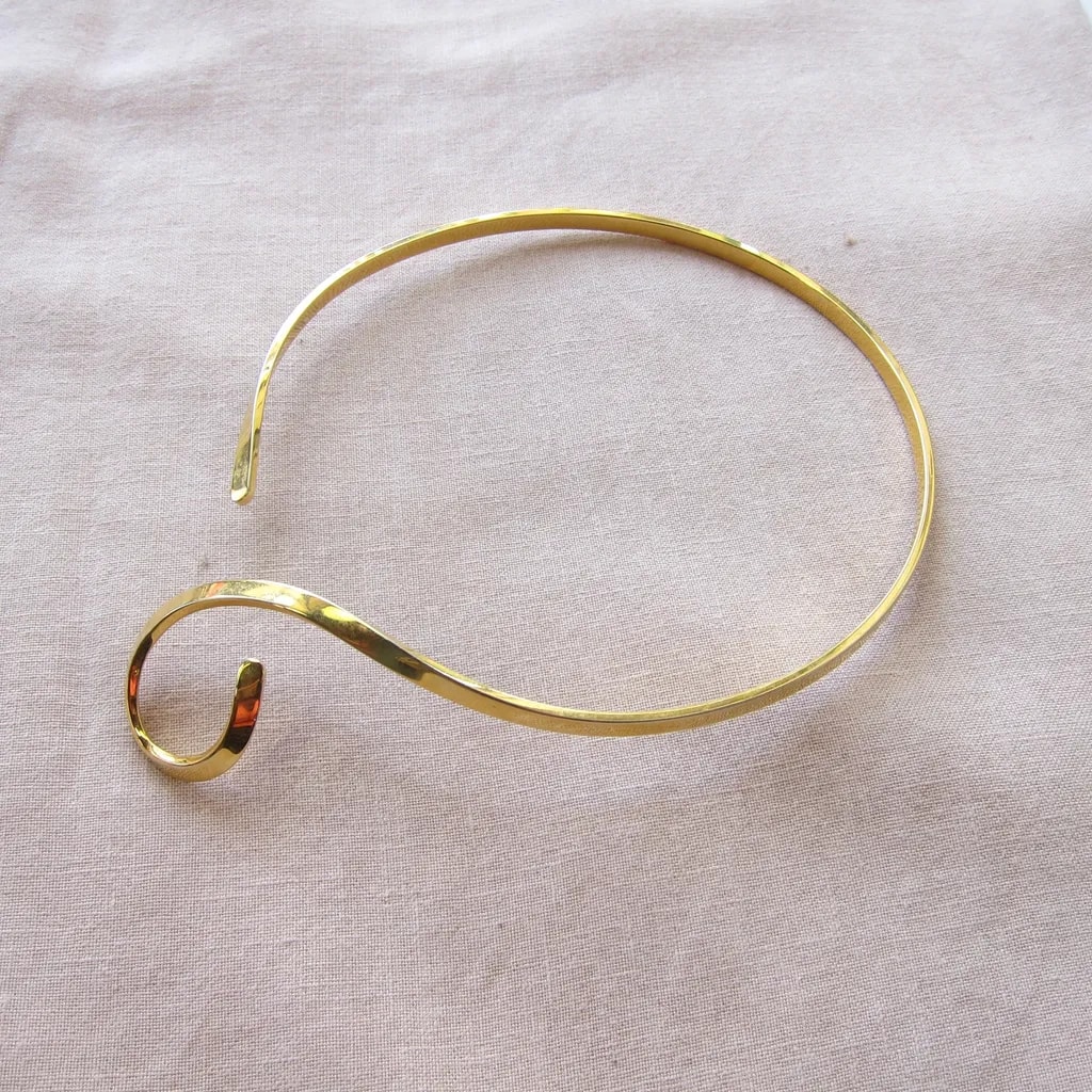 Elegant Gold Spiral Cuff: A Minimalist Statement Piece for Modern Aesthetics