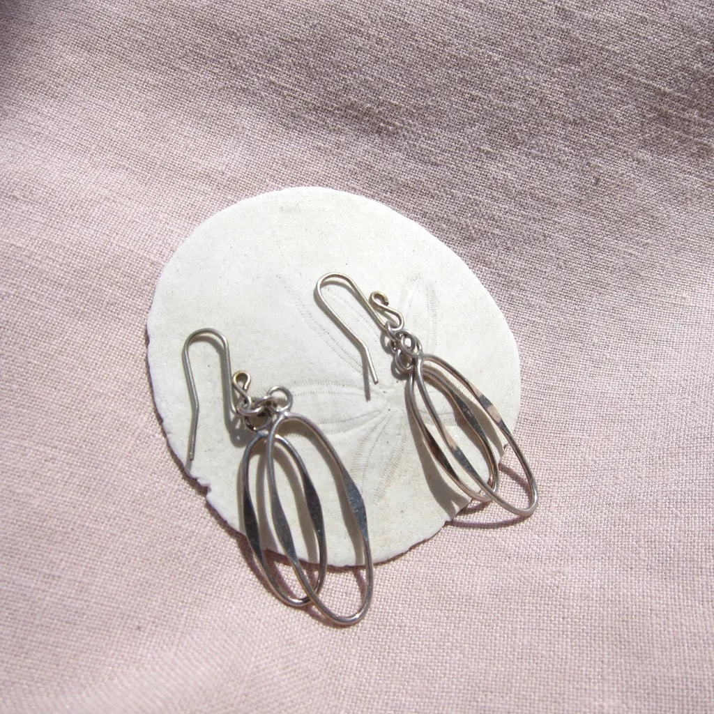Delicate Metallic Loop Earrings: A Touch of Elegance for Every Occasion