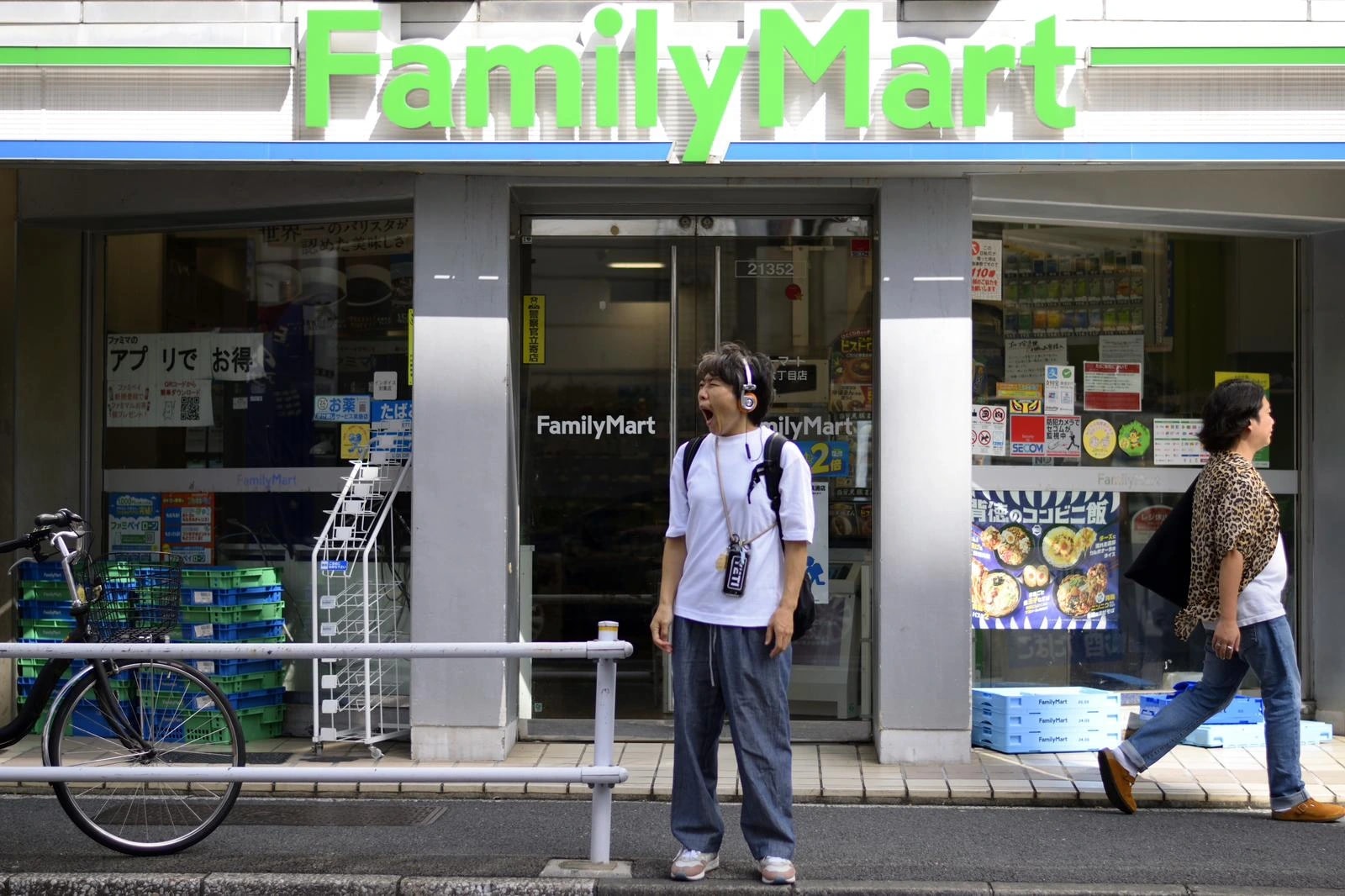 FamilyMart Sidewalk	scene