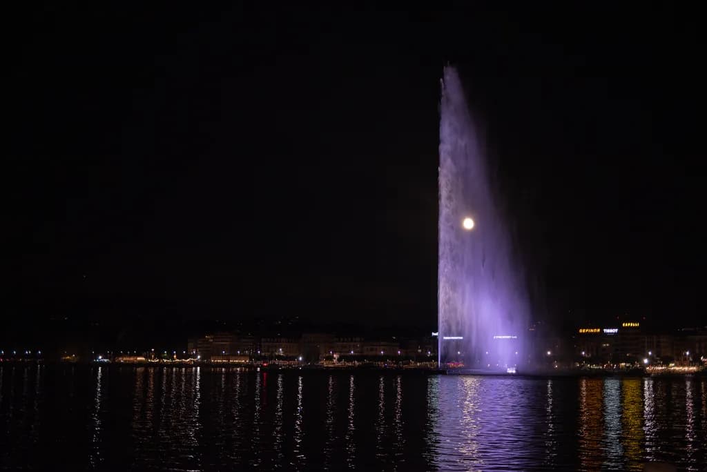 Night Fountain Glow