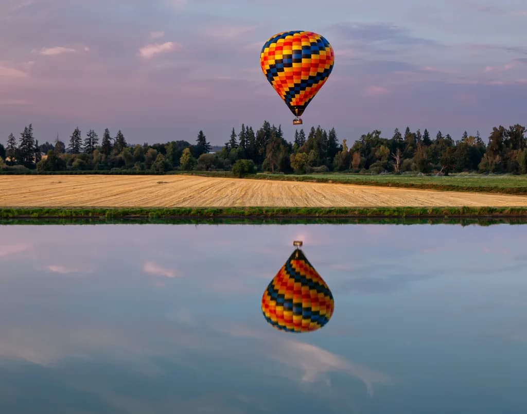 Reflections from Above : A Gentle Balloon and Its Mirror in Still Water