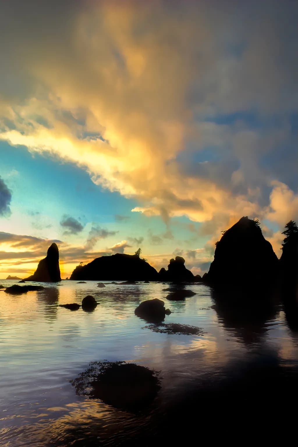 Serene Sunset Reflections: A Tranquil Landscape of Water and Clouds