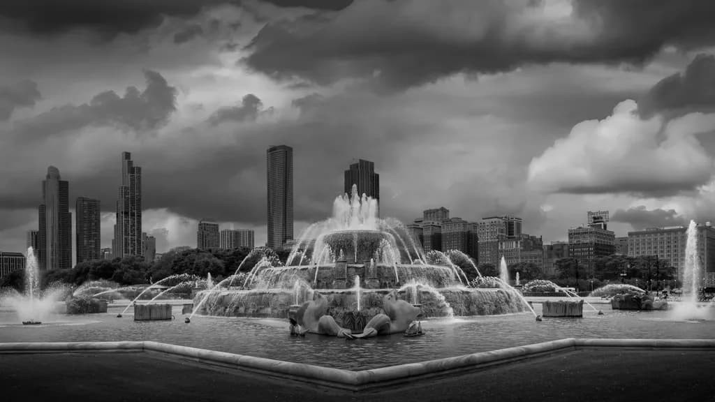 Buckingham Fountain Chicago Skyline