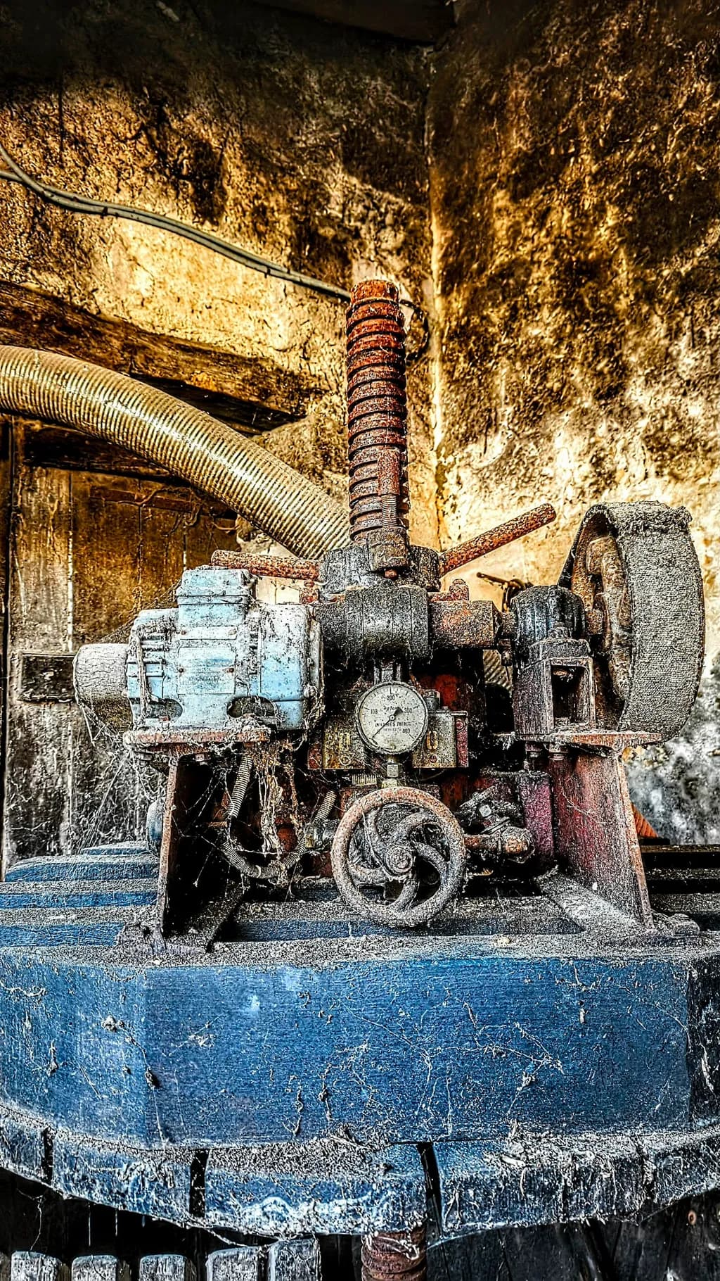 Very old wine press, ready for the grape harvest or not!!!!
