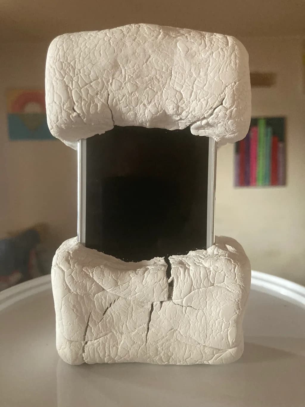 Artistic Phone Holder: A Unique Blend of Modern Functionality and Textured Elegance