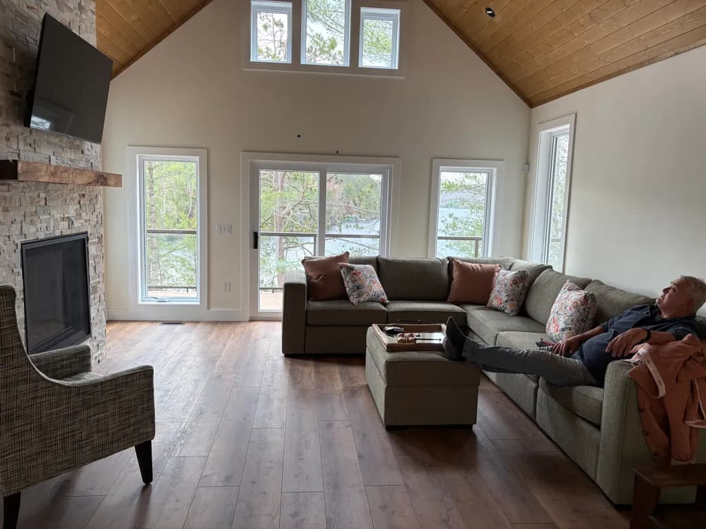 Cozy Lakeside Lounge