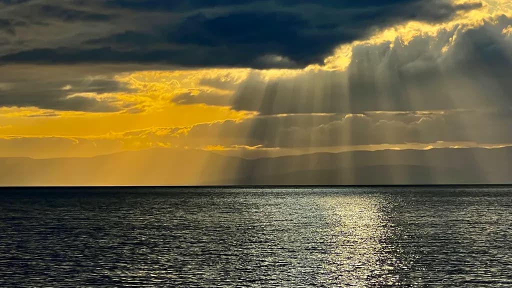Golden Rays Over Tranquil Waters: A Serene Sunset Reflection