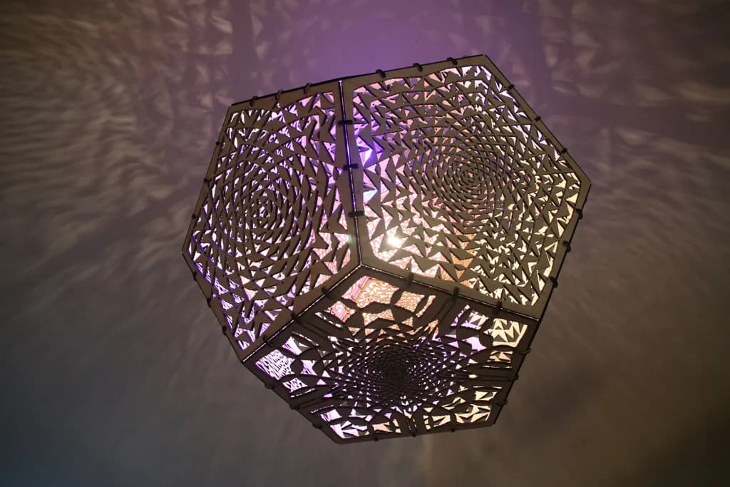 Illuminated Whimsy: A Playful Dance of Light and Shadow in a Geometric Dreamscape
Illuminierte Laune: Ein verspielter Tanz von Licht und Schatten in einer geometrischen Traumlandschaft