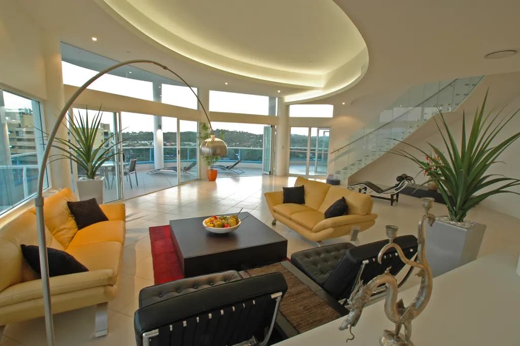Curved Elegance Lounge