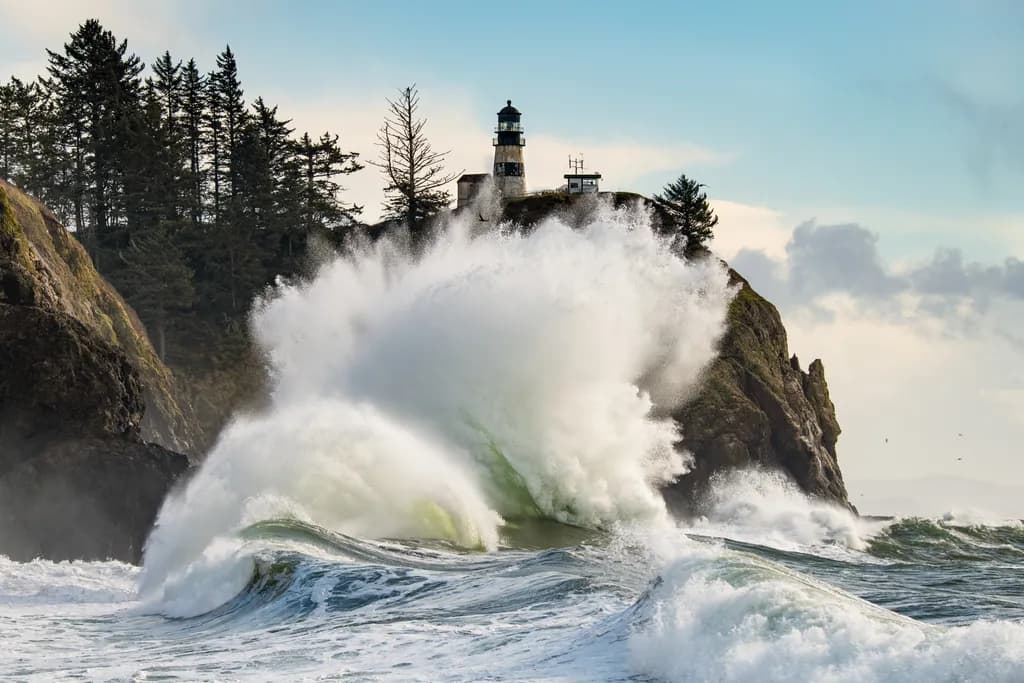 Lighthouse Waves