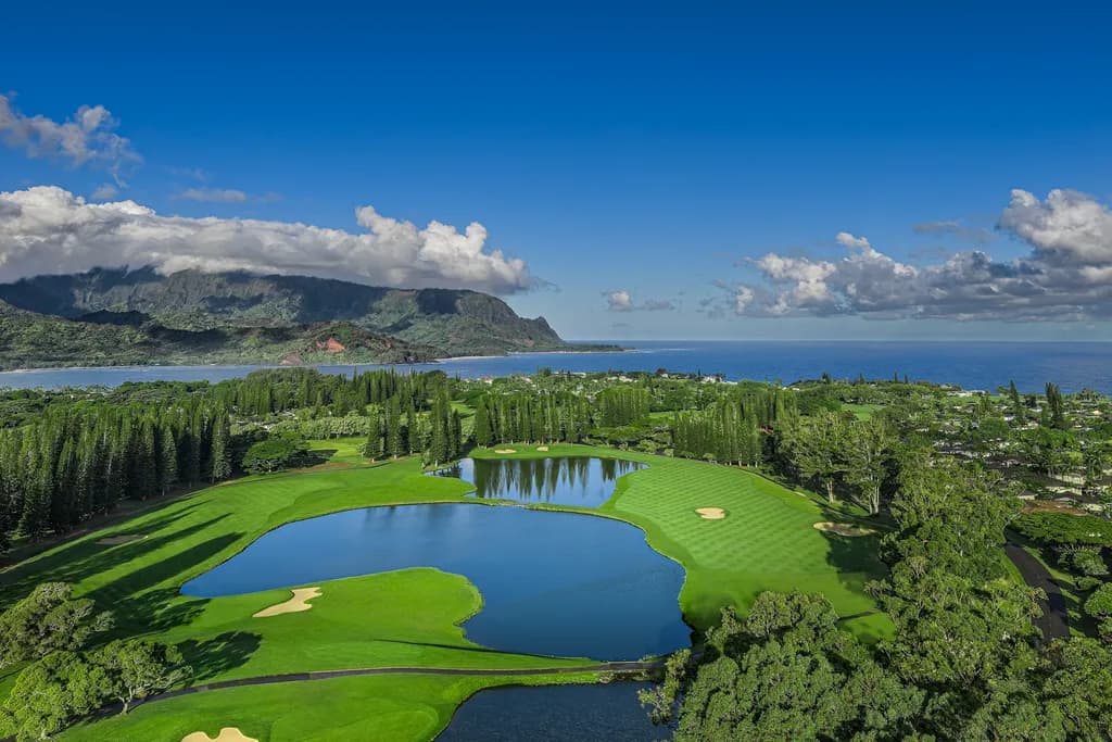 Serenity in Green: A Tranquil Golf Course Oasis by the Sea
