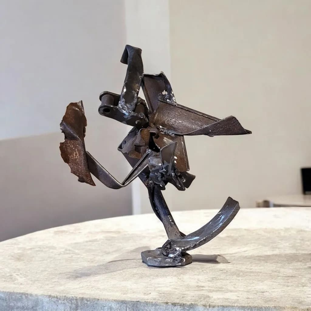 Dynamic Dance of Metal: A Contemporary Sculpture Exploration