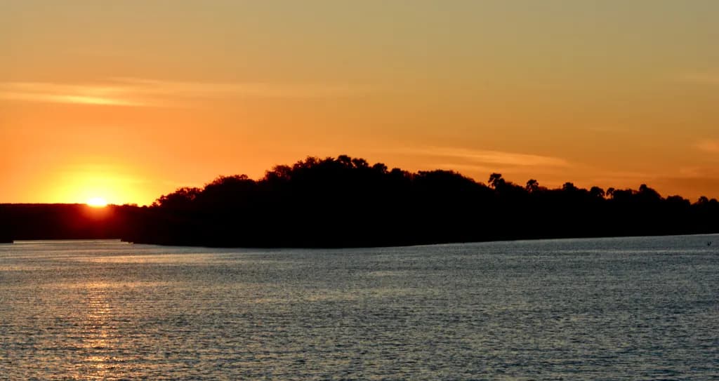 Serene Sunset Reflection Over Tranquil Waters: A Landscape of Peaceful Beauty