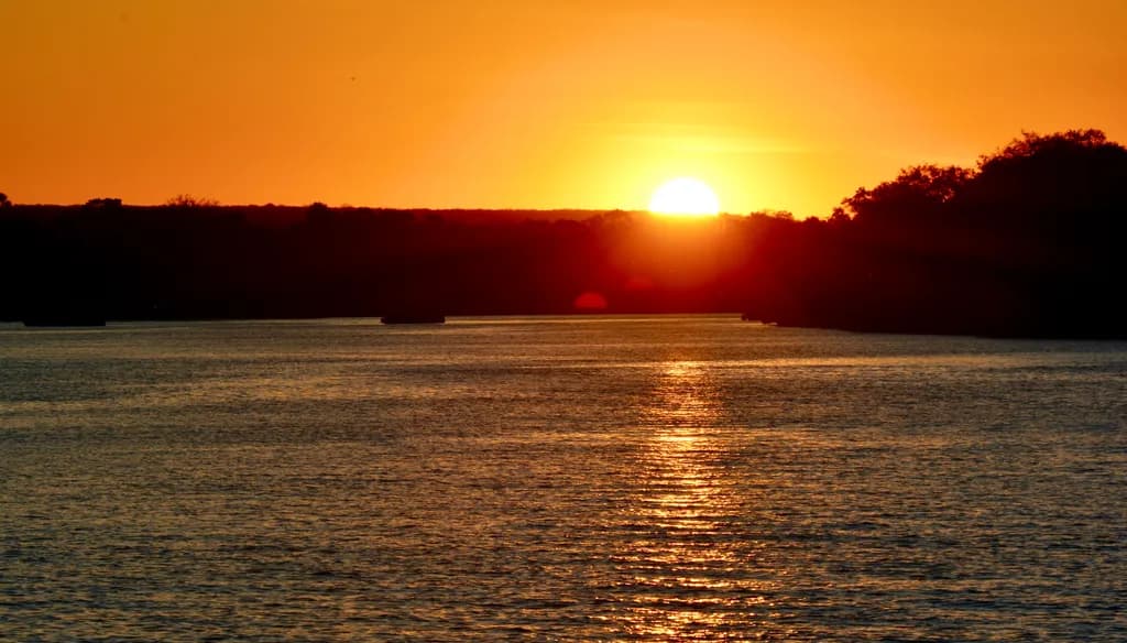 Golden Horizon: A Serene Sunset Over Tranquil Waters