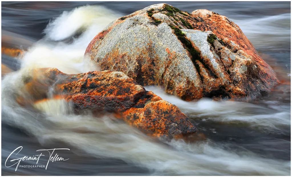 Flowing Moss Rocks