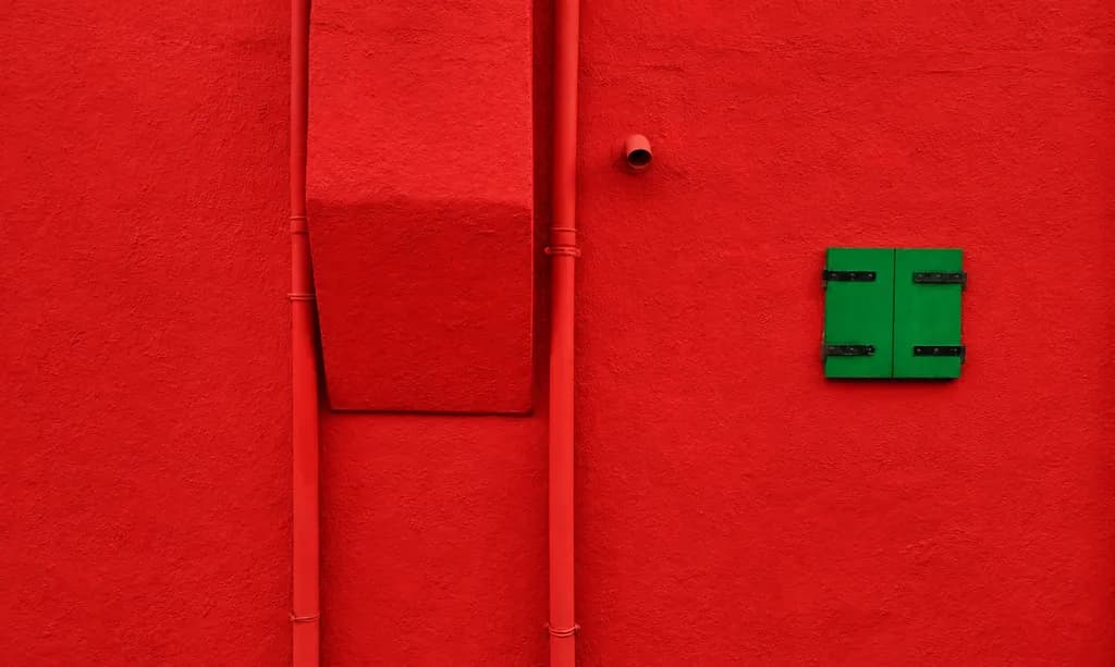 Red Wall Contrast