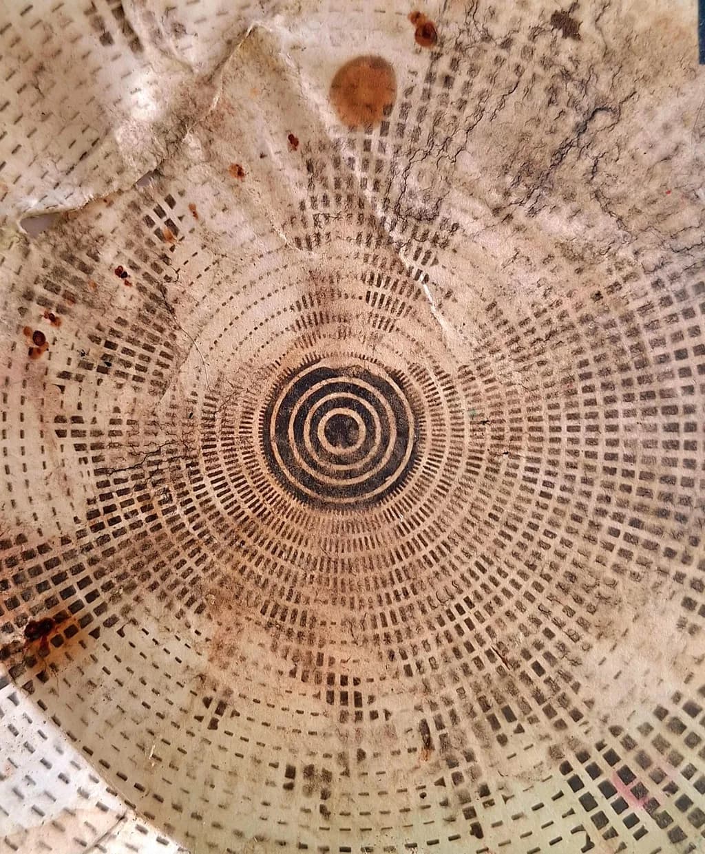 Faded Concentric Pattern