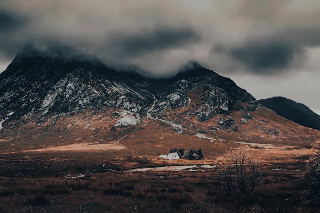 White House Under the Mountain