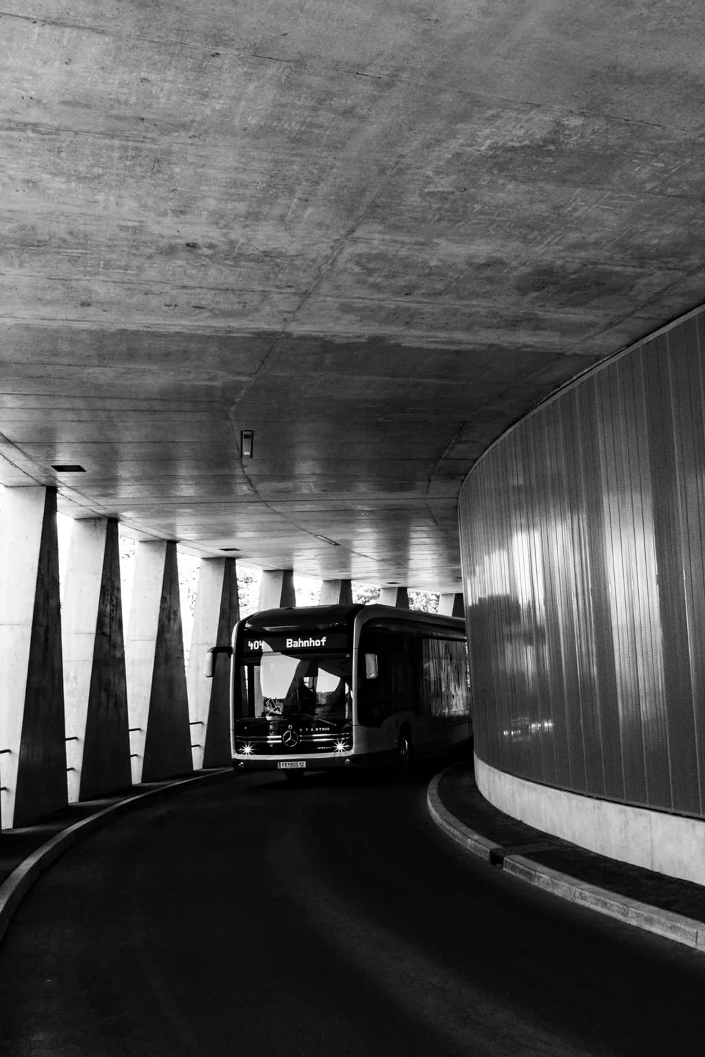 Curved Commute