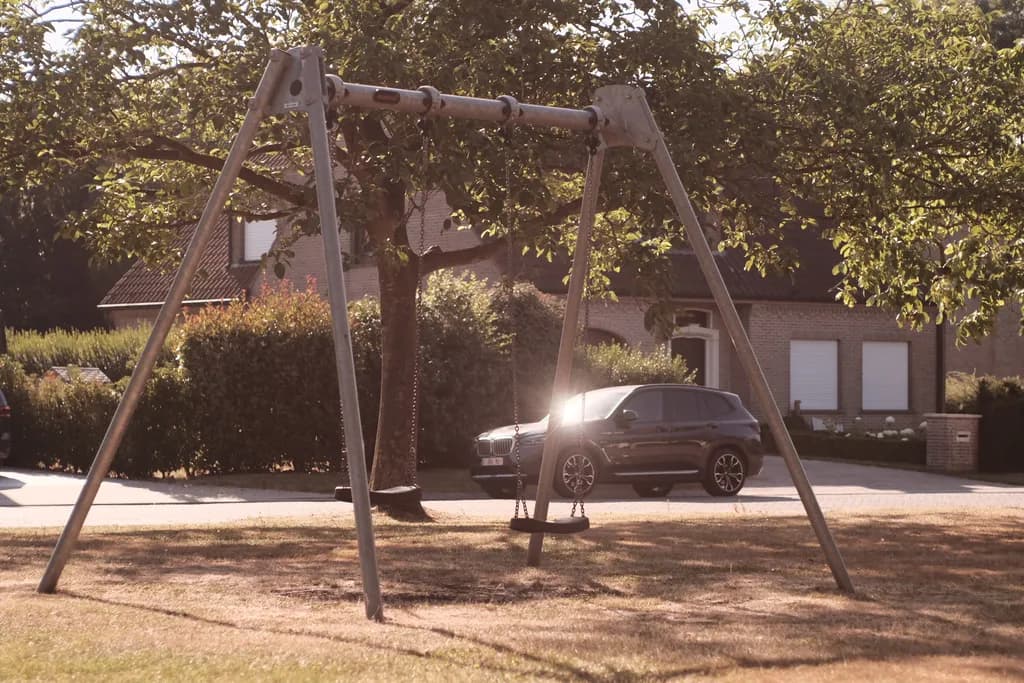 Empty Swingframe