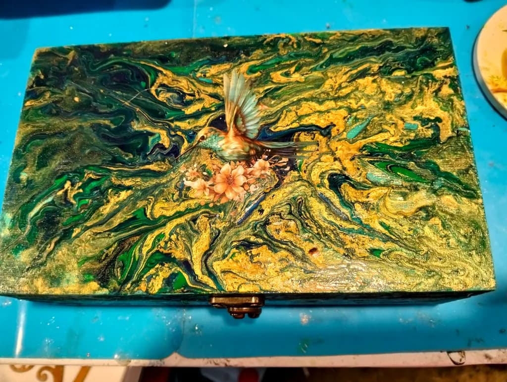 Hummingbird and Flowers Box
