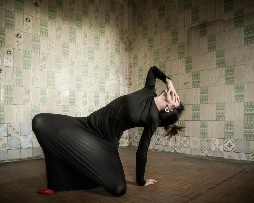 Tiled Room Pose