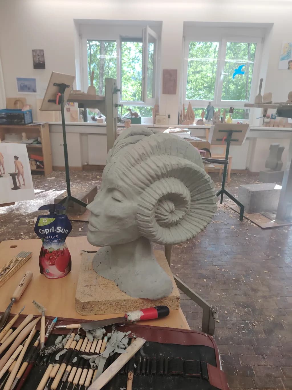 Modell mystisches Wesen mit ammoniten Kopfschmuck